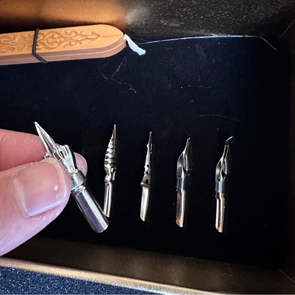 NWT Feather Quill + Ink Set includes various tips for different style writing - Picture 5 of 13